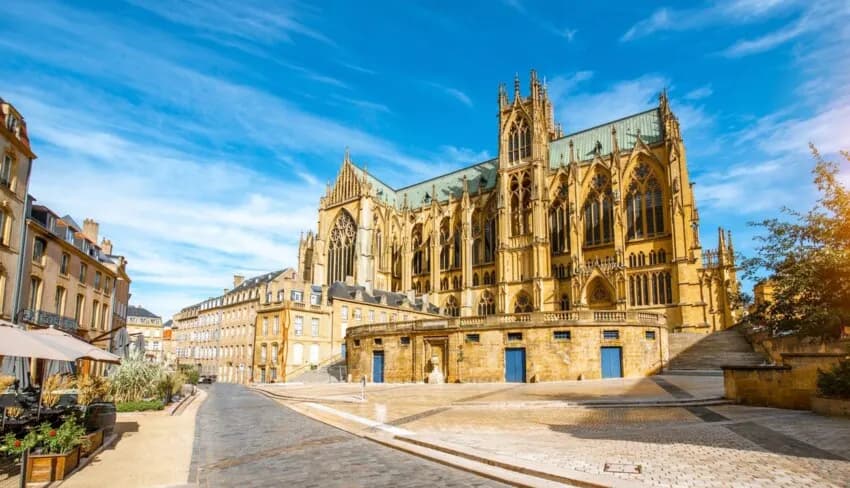 La cathédrale Saint-Étienne de Metz et la place d'Armes au soleil