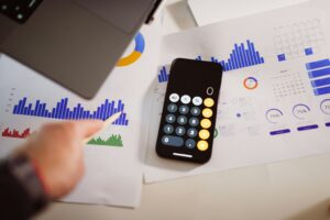 Propriétaire consultant les tarifs dynamiques de son annonce Airbnb sur ordinateur pour optimiser ses revenus à Nancy