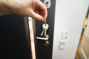 Propriétaire vérifiant la conformité de son appartement Airbnb face à la loi Le Meur 2026 à Nancy